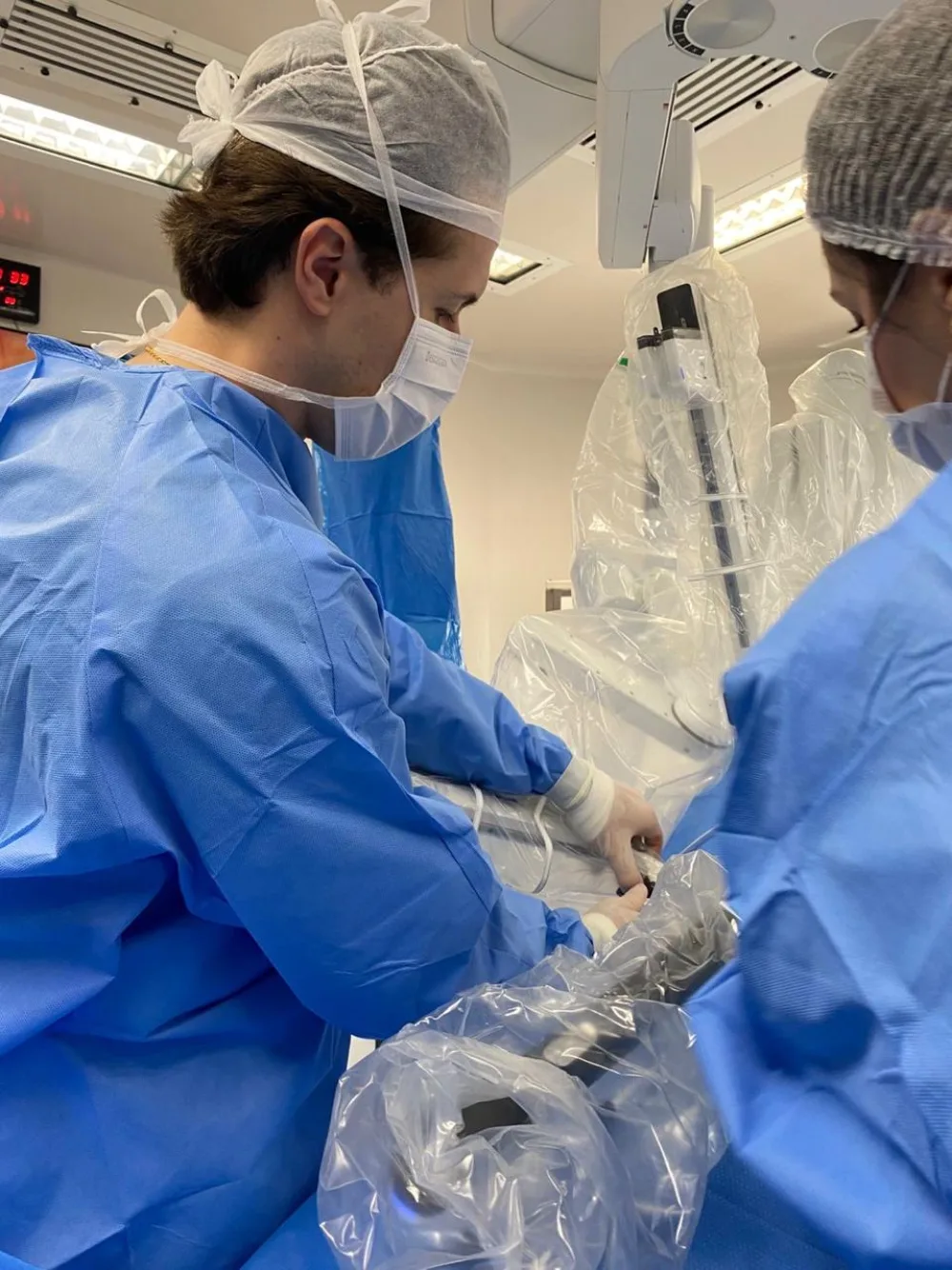 Dr. Fábio Franco realizando cirurgia laparoscópica